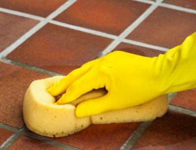 Cómo limpiar las juntas del suelo, según expertos en limpieza